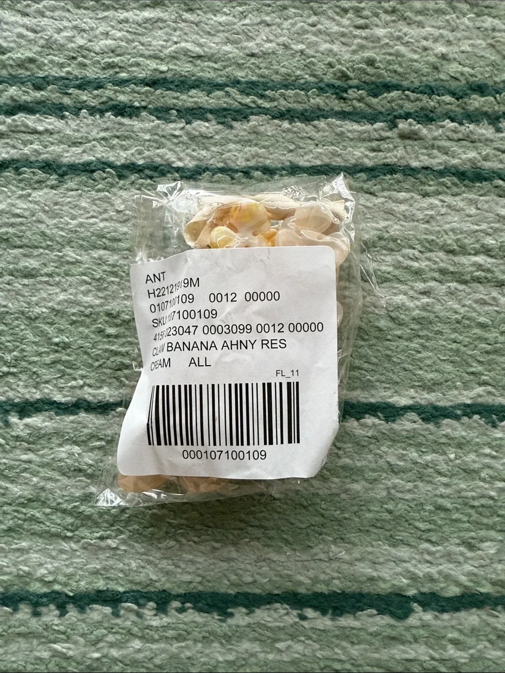 🆕 Anthropologie resin banana claw clip